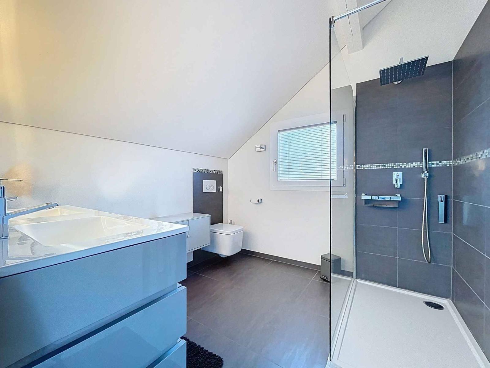 Villa individuelle moderne - jardin, piscine et vue partielle lac et Alpes