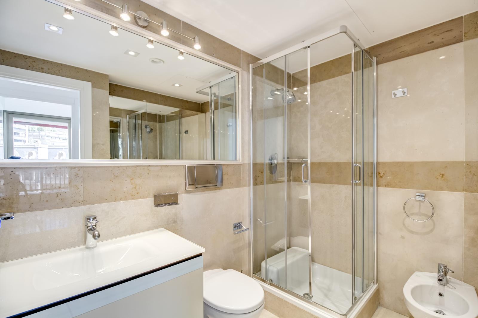 MIRABEAU : Rare appartement de 3 chambres à coucher et  belle vue panoramique