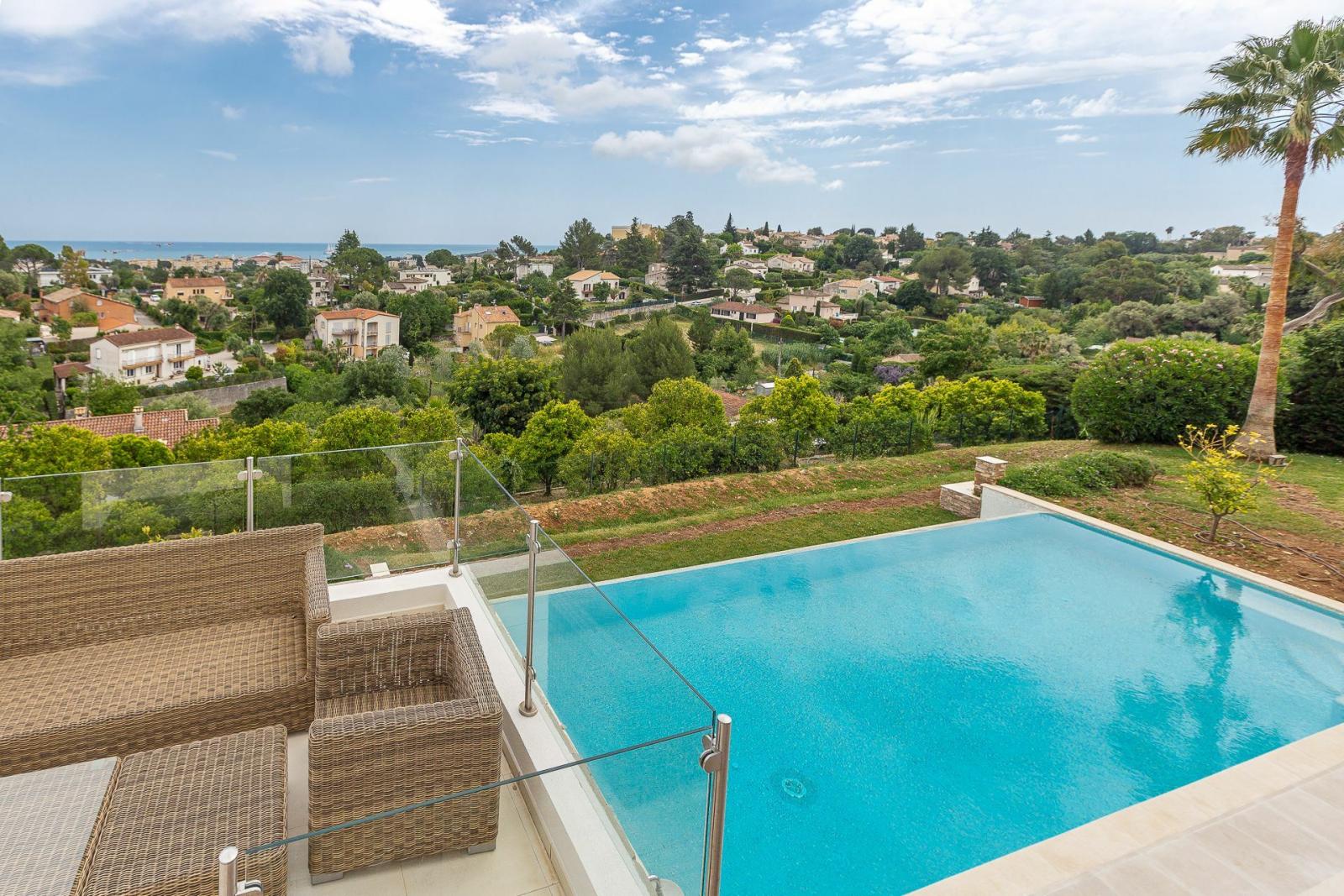 Villa moderne avec vue panoramique sur la mer dans domaine privé à Antibes