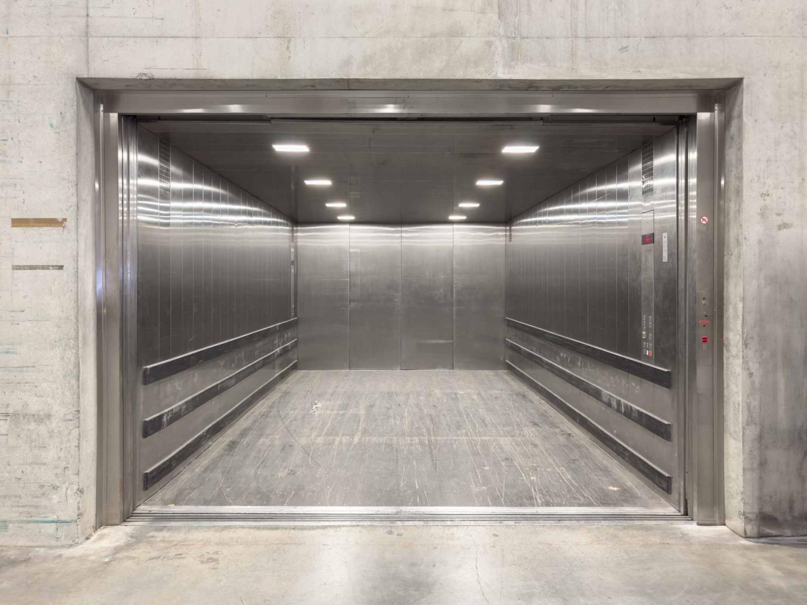Dépôt Logistique -aménagé de racks - accès quais de Déchargement