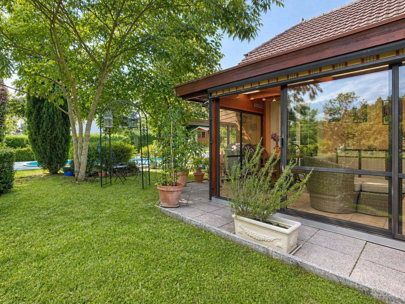 Villa individuelle avec piscine dans un environnement calme et verdoyant