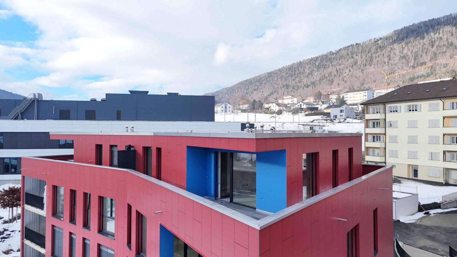 Élégant attique contemporain avec grande terrasse 