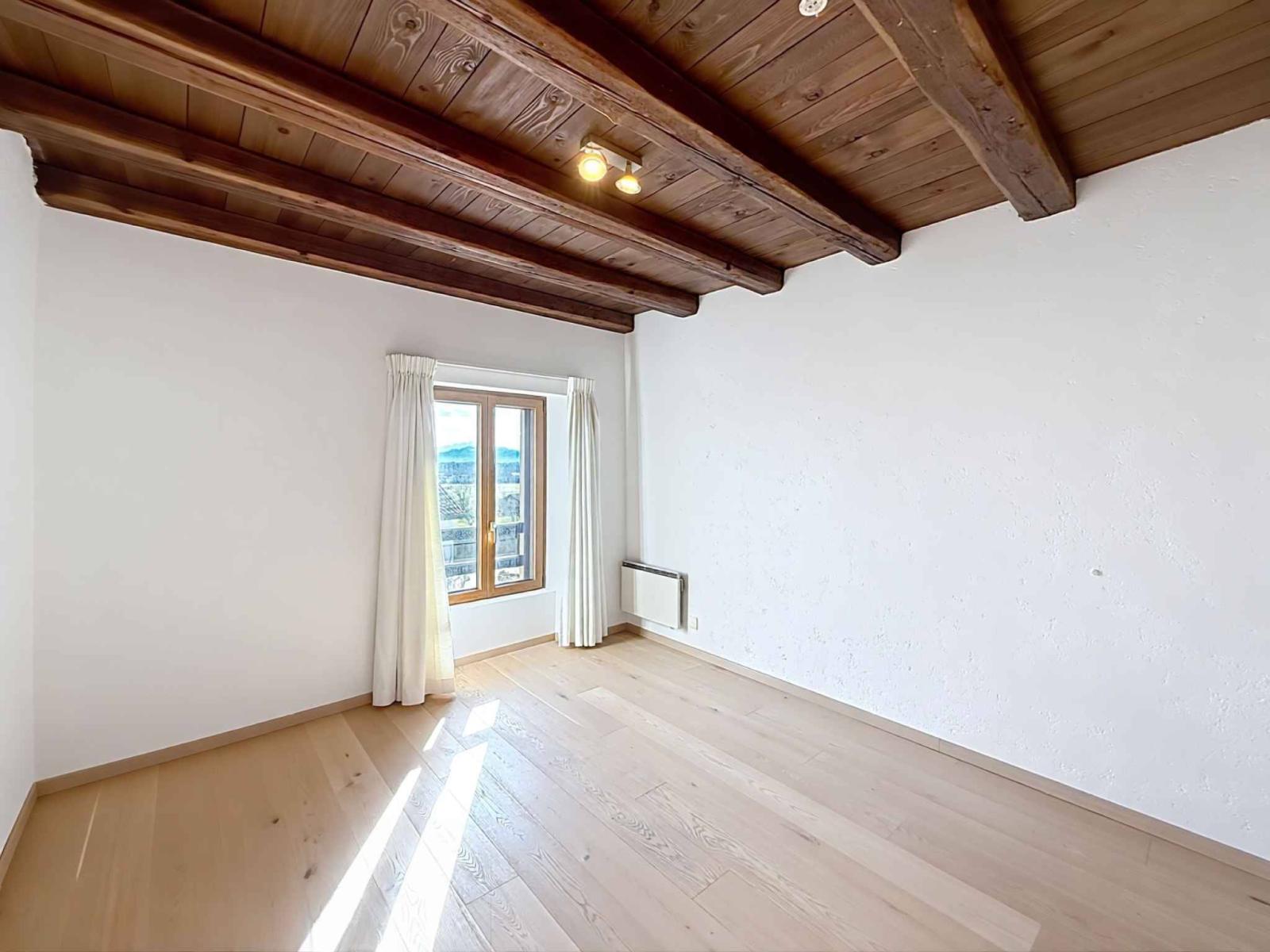 Magnifique maison villageoise rénovée avec charme, volumes et vue sur les Alpes
