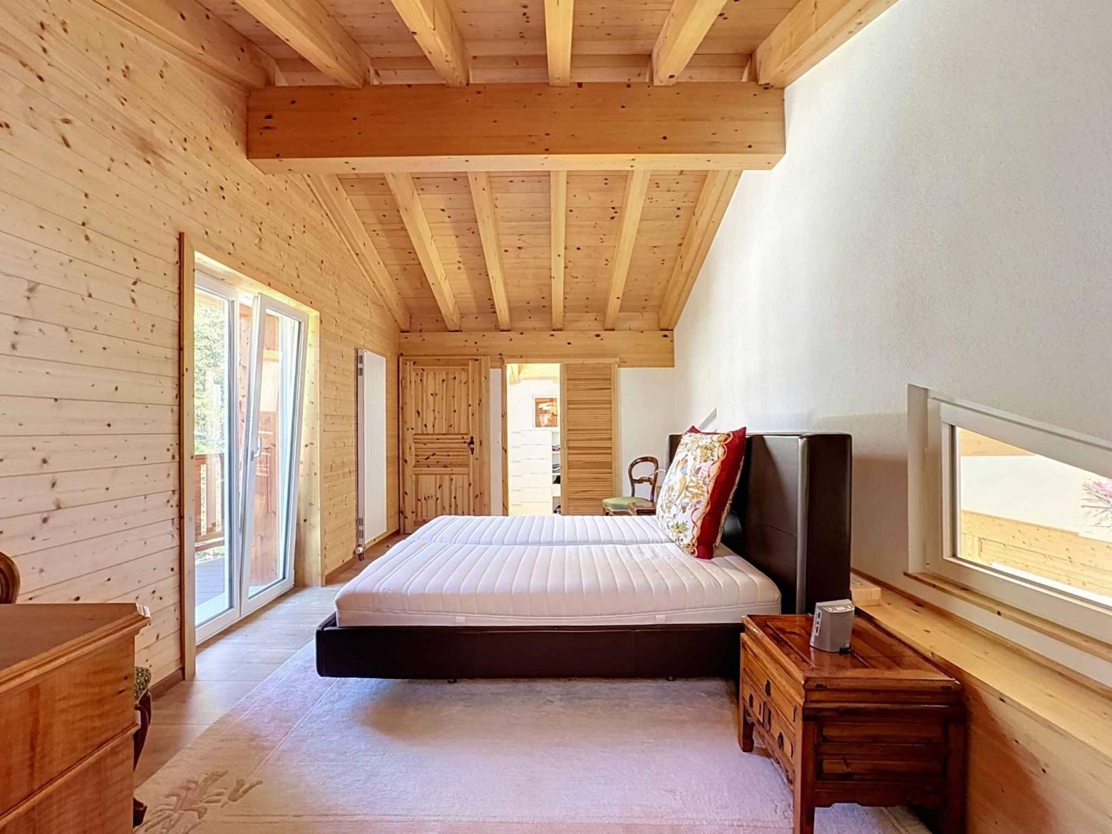 CHALET DE 15,5 PIÈCES
COMPOSÉ DE TROIS APPARTEMENTS INDÉPENDANTS
