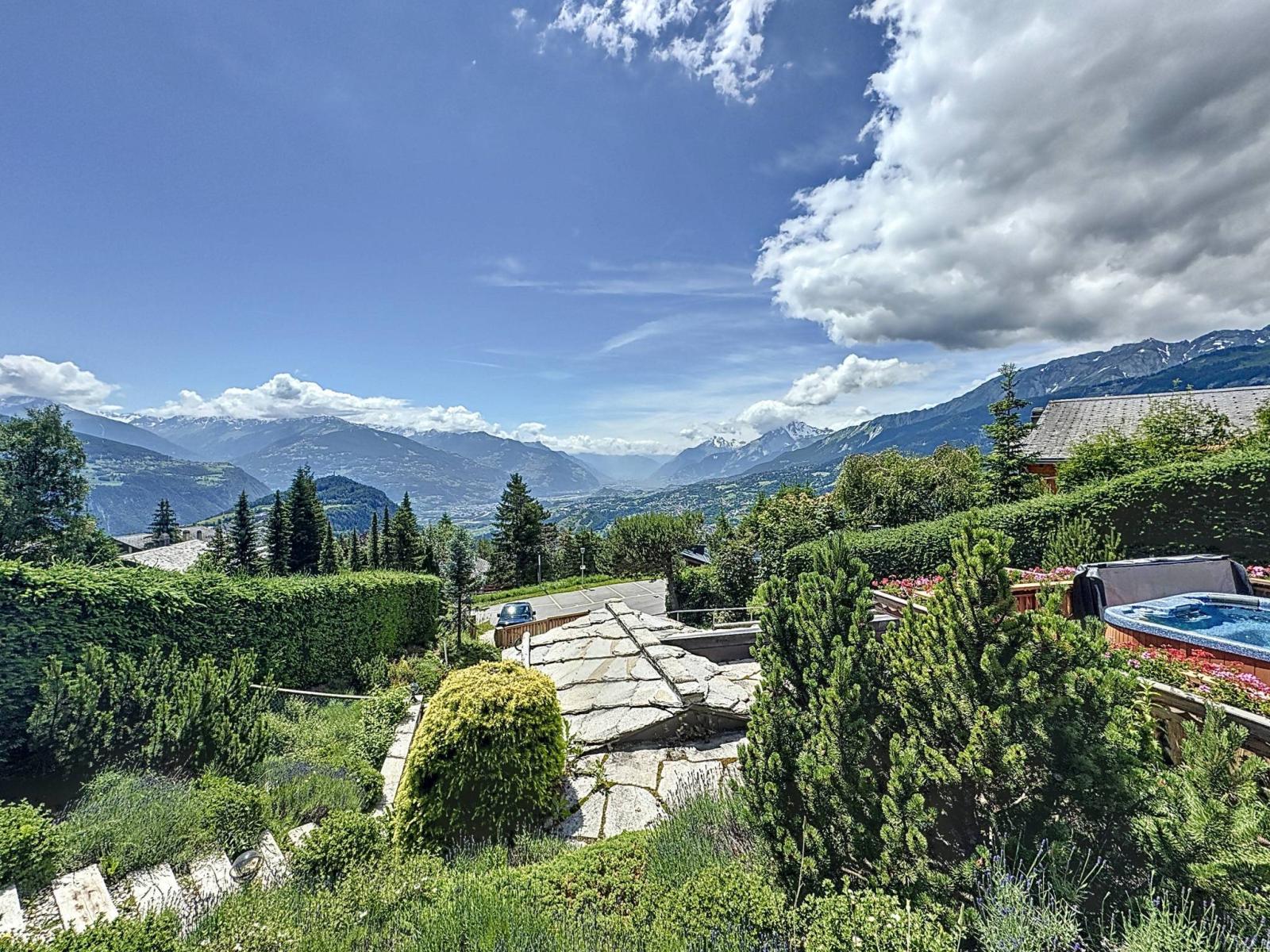 EXCLUSIVITÉ - Magnifique chalet avec vue panoramique sur la plaine du Rhône et les Alpes