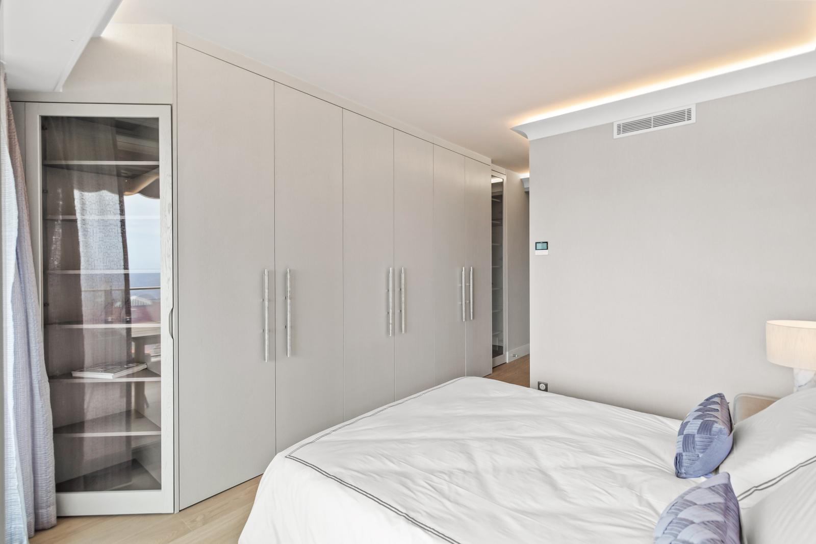 Riviera Palace: 4 Pièces Entièrement Rénové avec Vue Mer & Casino