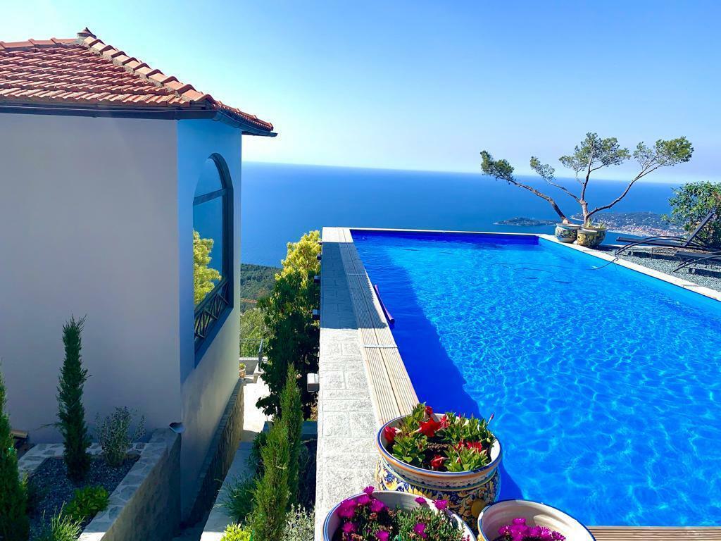 VILLA BELLEVUE SURPLOMBANT LA MER