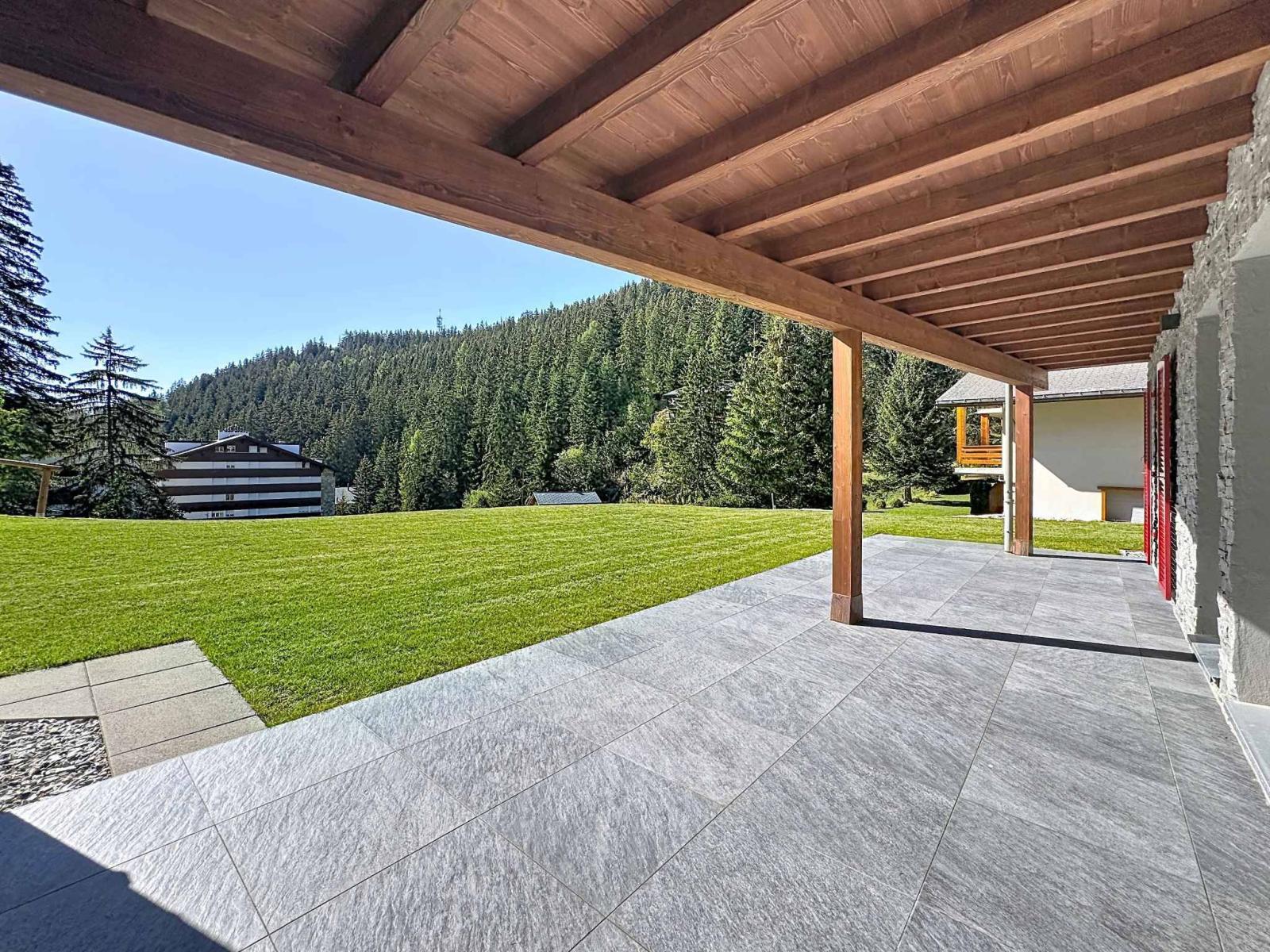 CHALET DE 15,5 PIÈCES
COMPOSÉ DE TROIS APPARTEMENTS INDÉPENDANTS