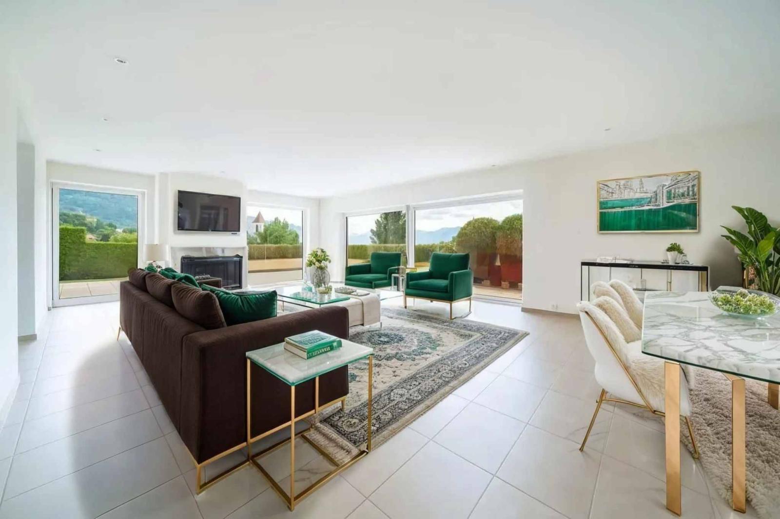 Villa familiale avec vue sur le lac, piscine intérieure et grand jardin