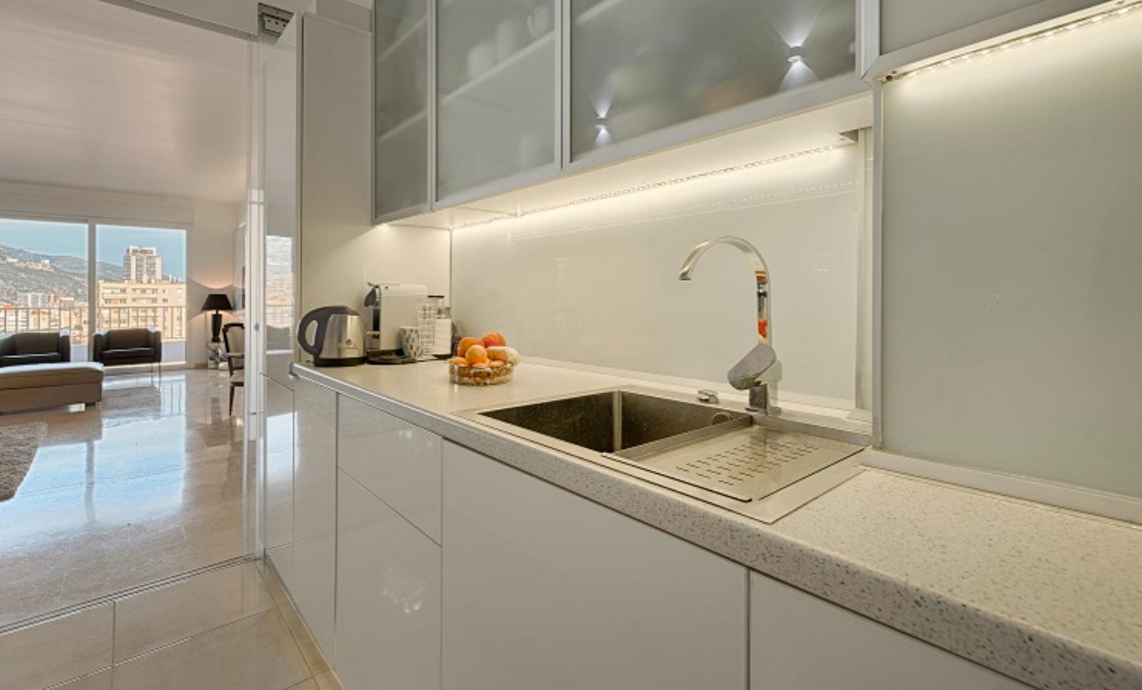 Appartement de quatre pièces en excellent état et élégamment meublé, avec vue sur la mer